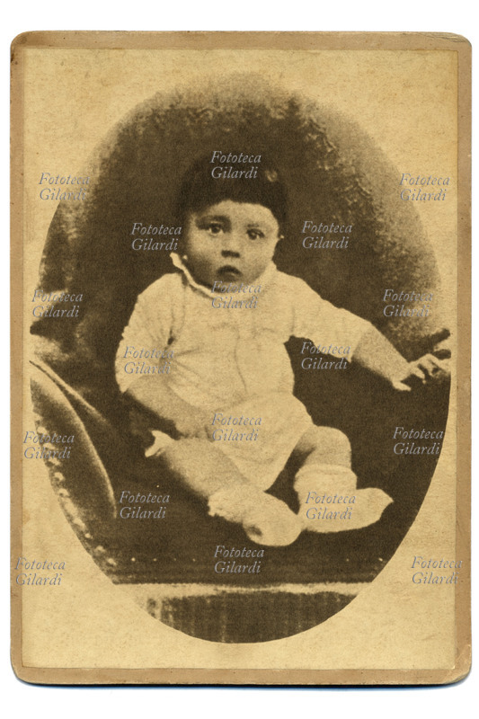 Adolf HITLER (1889-1945) Adolf Schicklgruber (alias Hitler) fotografia ricordo a 14 mesi. Germania, 1891