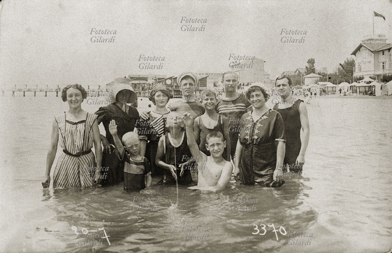 VACANZE al mare, gruppo di famiglia in posa dentro l\