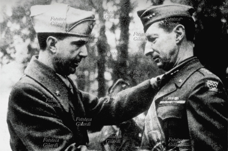 II G.M. ITALIA Il principe Umberto (15 settembre 1904 – 18 marzo 1983) decora il gen. Mark Clark (1º maggio 1896 – 17 aprile 1984), comandante delle forze alleate in Italia. Italia, 19 gennaio 1945.