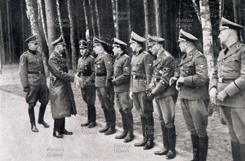 STUTTHOF (1939-1945) Visita di Himmler: passa in rivista le SS di istanza al campo. I tedeschi si stabilirono a Stutthof nel Settembre 1939, un\