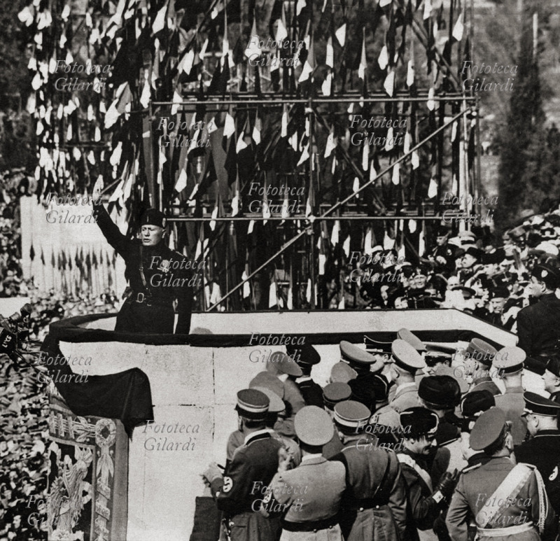 Benito MUSSOLINI (1883-1945) allo Stadio Olimpico inaugura le celebrazioni per il quindicesimo anniversario della Marcia su Roma. Roma 28 ottobre 1937