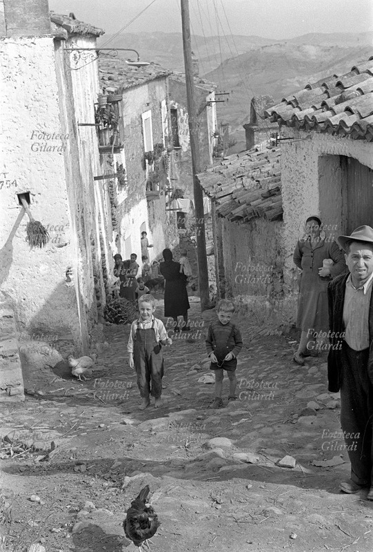 MELISSA Veduta di una via del paese; essendo arroccato sulla collina, essa risulta molto scoscesa, fra le pietre accostate per il drenaggio delle acque pluviali si accumula la terra. Nell\