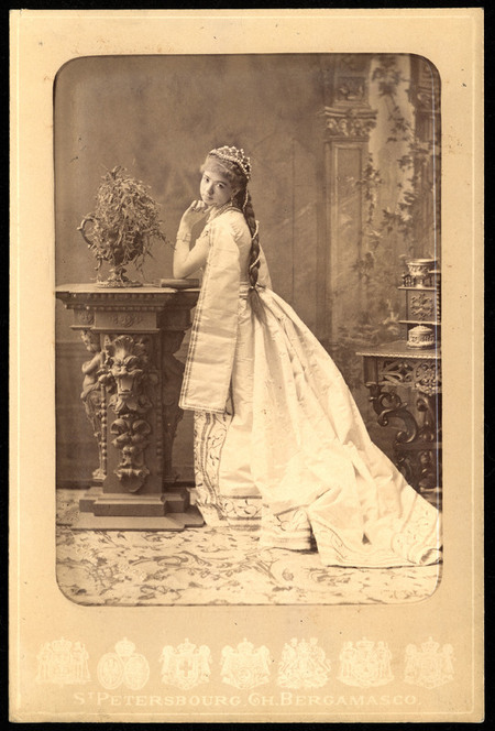 GIOVANE DONNA IN ABITO DI GALA GIOVANE DONNA IN ABITO DI GALA