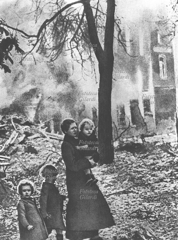 II GUERRA MONDIALE Varsavia: madre con tre bambini impauriti dai bombardamenti tedeschi, camminano in mezzo allle rovine. Polonia 1939
