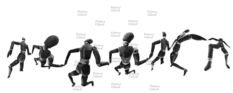 FOTOGRAFIA Girotondo di manichini anamorfici, fotomontaggio realizzato per illustrare gli effetti di anamorfosi realizzabili in ripresa, con un richiamo alla famosa opera d\