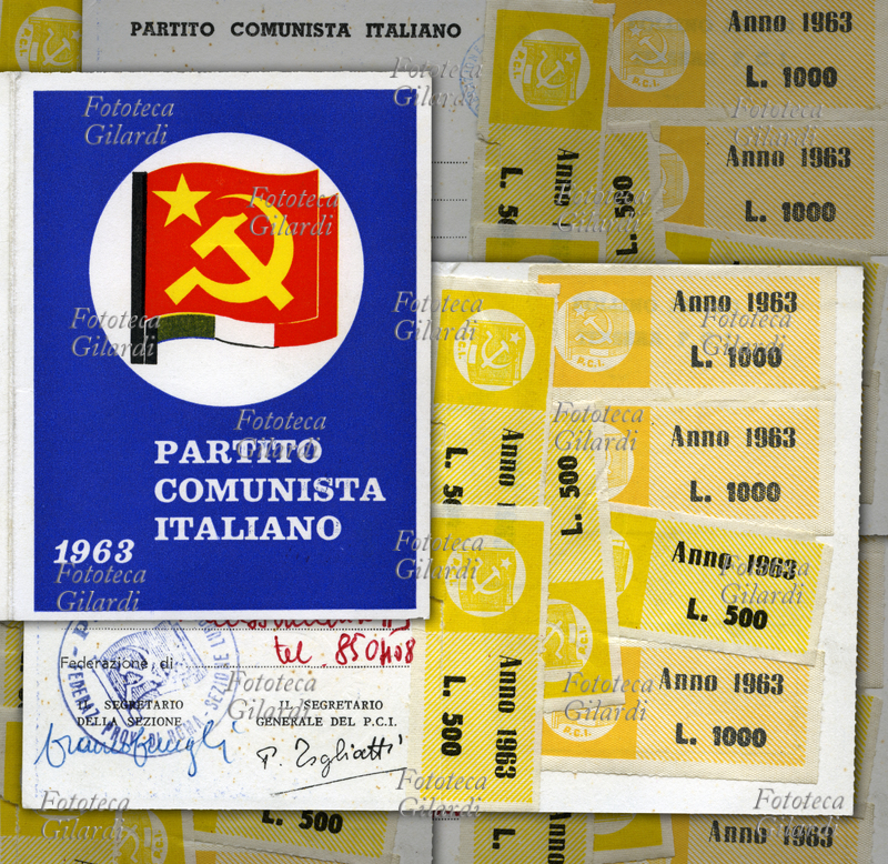 PCI La tessera del Partito Comunista Italiano del 1963. Il simbolo della bandiera rossa e il tricolore inscritto nel cerchio bianco, su sfondo blu. Nell\