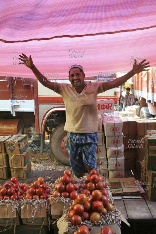 INDIA un venditore al mercato della frutta a Calcutta, conosciuto anche come mechhua-patti. Fotografia di Raffaella Milandri. India, Calcutta maggio 2007