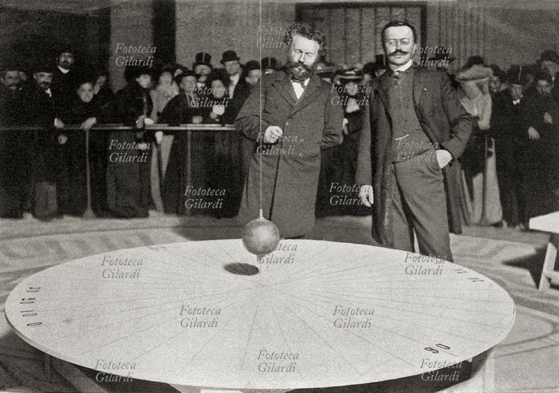 Léon FOUCAULT (1819-1868) Il fisico francese Foucault compie esperimenti con il suo pendolo sulla rotazione della Terra, nel Pantheon di Parigi: era costituito da una sfera sospesa alla cupola del Pantheon di Parigi con 67 metri di filo, 1851