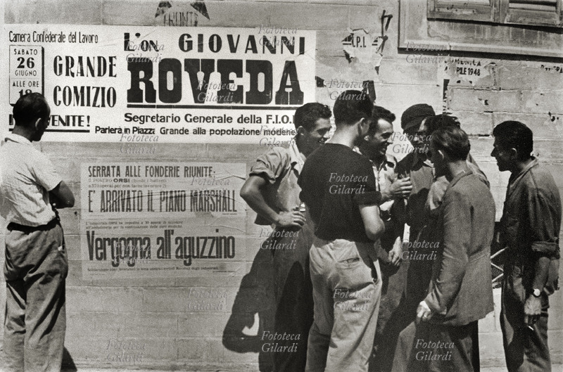 S.M.O. 26 june 1948 Modena: a group of laborers pauses in front of to some manifestos in the course of strikes of the Reunited Foundries. The fight will culminate in the eccidio of 9 January 1950.