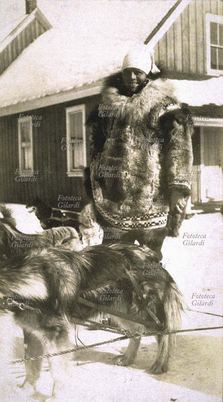 Jack LONDON (12 gennaio 1876 – 22 novembre 1916) scrittore, giornalista e drammaturgo statunitense. Fotografia ricordo accanto ai cani che trainano la slitta, nel periodo in cui partecipò alla corsa all\