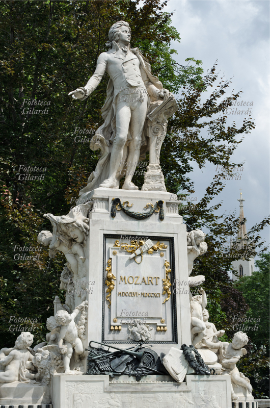 Wolfgang Amadeus MOZART (1756-1791) monumento dedicato al geniale musicista nello Stadtpark di Vienna Fotografia di Elena Piccini 2014