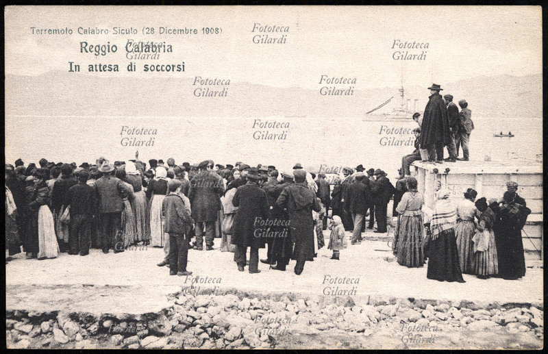 TERREMOTO Calabro-Siculo, 28 dicembre 1908. Reggio Calabria: la popolazione dei sopravvissuti radunata in attesa di soccorsi. Il terribile sisma di magnitudo 7,2 ha contato fra le 90.000 e le 120.000 vittime in tutta la zona colpita. Cartolina postale da una serie edita dalla Croce Rossa a sottoscrizione per i terremotati, sistema mediatico pionieristico per la raccolta dei fondi a favore delle vittime di catastrofe naturale, che nell\