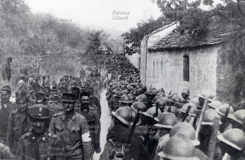 PRIMA GUERRA MONDIALE Caporetto, truppe italiane provenienti dal fronte incrociano un contingente di rimpiazzo. Isonzo, 1917
