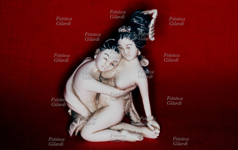 COPPIA di innamorati giapponesi scolpita in avorio per un Netsuke. La statuina, alta circa 7 cm. e chiamata con quel nome, altro non è che il bottone del Kimono, l\