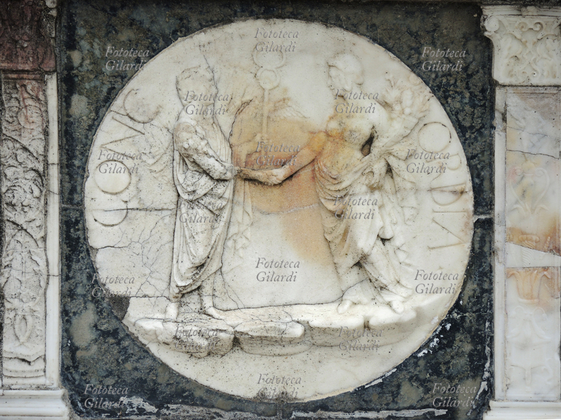 ALLEGORIA con tre simboli di pace: un personaggio maschile come Mercurio togato con caduceo, la divinità femminile con cornucopia, la loro stretta di mano. "Concordia", decorazione in bassorilievo dalla fascia in cui sono raffigurati personaggi celebri dell\