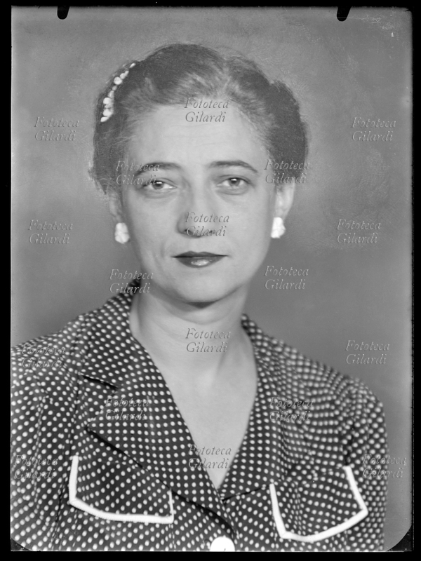 Ghitta CARELL (20 settembre 1899 – 18 gennaio 1972). Fotografa ungherese naturalizzata italiana, nata a Szatmar da genitori israeliti, si trasferì giovanissima a Firenze (1924) dove iniziò la professione di fotografa. Successivamente, a Roma, fu la fotografa ufficiale dei reali d\