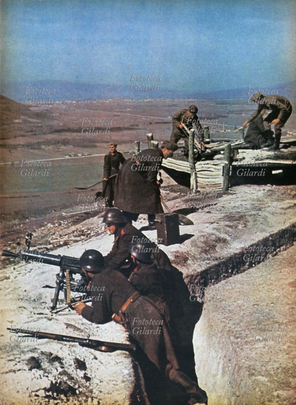 II G.M. BULGARIA Divisioni bulgare di prima linea rastrellano sistematicamente le zone infestate da bande, ristabilendo la pace nel paese. Immagine fotografica pubblicata su \