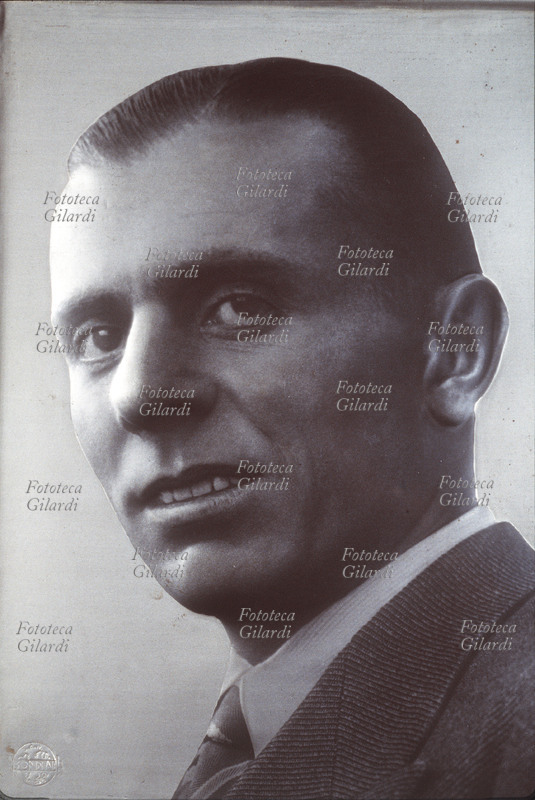 Achille VARZI (8 agosto 1904 – 1º luglio 1948) il campione automobilistico in un prezioso ritratto fotorilievografico, realizzato con uno speciale procedimento. L\