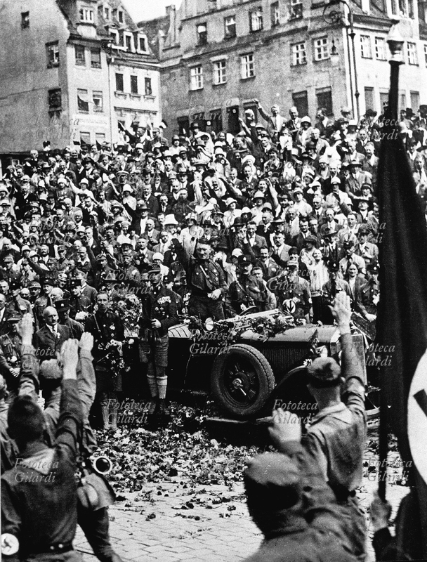 NAZISMO Manifestazione del Partito Nazionalsocialista con Hitler al centro. Fotografia di Heinrich Hoffmann (Berlino), Norimberga, 1927