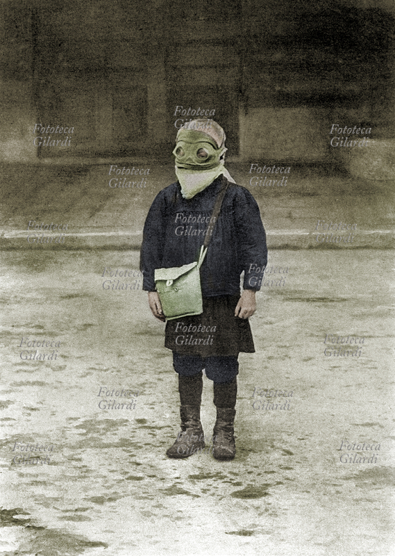 BAMBINO francese indossa una rudimentale protezione contro le armi asfissianti dei tedeschi: una maschera sugli occhi e un fazzoletto sul viso. Reims, gennaio 1916.