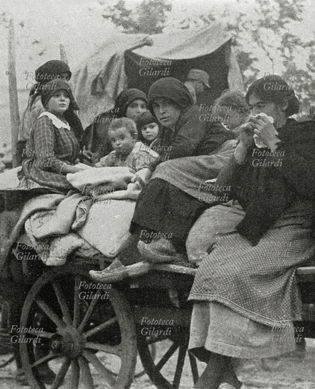 I GUERRA MONDIALE Caporetto, donne e bambini in fuga dai territori occupati dagli austriaci dopo la disfatta italiana. Italia, novembre 1917