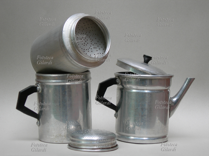 CAFFETTIERA napoletana aperta. La caffettiera è generalmente in alluminio ed è costituita da tre pezzi: la parte per scaldare l\