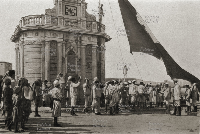 COLONIALISMO Guerra di Libia, Tripoli: si innalza la prima bandiera italiana. Libia, 1911.