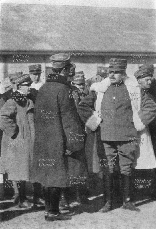 PRIMA GUERRA MONDIALE Il Generale Luigi Cadorna (con pelliccia bianca) ascolta il rapporto di un aviatore dopo il volo in Lubliana. Italia 18 febbraio 1916
