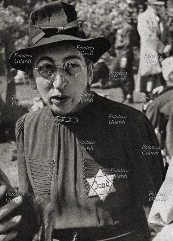 SHOAH anche per le strade di Rotterdam è obbligatoria la stella gialla. Olanda, 1941