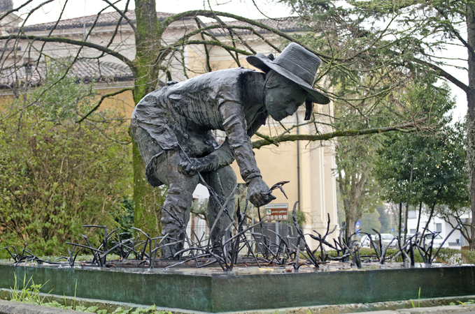 MONDARISO CURVES IN THE WATER