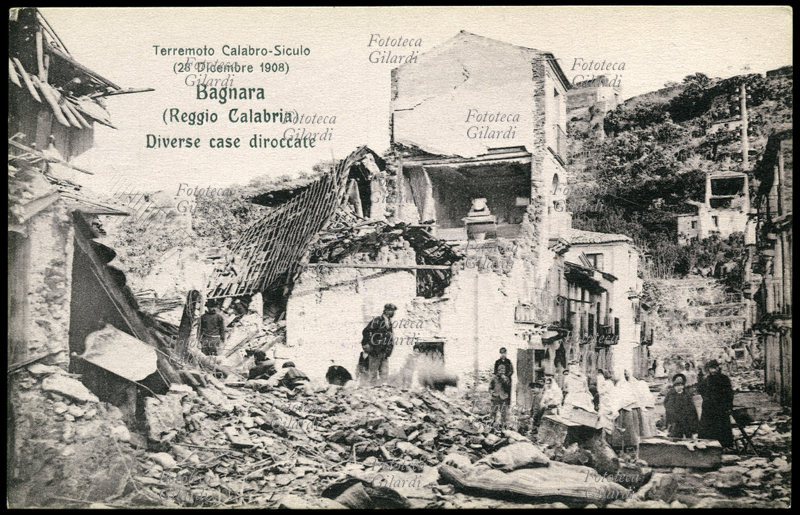 TERREMOTO Calabro-Siculo del 1908. Bagnara (Calabria) Superstiti e soccorritori si aggirano fra le macerie di diverse case diroccate, che potrebbero serbare ancora i corpi dei dispersi, oltre che qualche oggetto di uso quotidiano ancora recuperabile. Il terribile sisma di magnitudo 7,2 ha contato fra le 90.000 e le 120.000 vittime in tutta la zona colpita. Cartolina postale da una serie edita dalla Croce Rossa a sottoscrizione per i terremotati, sistema mediatico pionieristico per la raccolta dei fondi a favore delle vittime di catastrofe naturale, che nell\