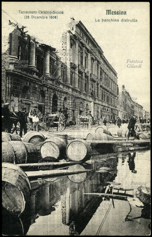 TERREMOTO Calabro-Siculo del 1908. Messina le rovine della Palazzata di corso Vittorio Emanuele II si riflettono nelle acque della banchina distrutta. Il terribile sisma di magnitudo 7,2 ha contato fra le 90.000 e le 120.000 vittime in tutta la zona colpita. Cartolina postale da una serie edita dalla Croce Rossa a sottoscrizione per i terremotati, sistema mediatico pionieristico per la raccolta dei fondi a favore delle vittime di catastrofe naturale, che nell\