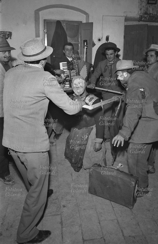 SACRO E PROFANO rito primaverile di Sega la Vecchia. Il momento della sega. Parte del servizio fotografico al seguito di Diego Carpitella e Tullio Seppilli: indagine per l\