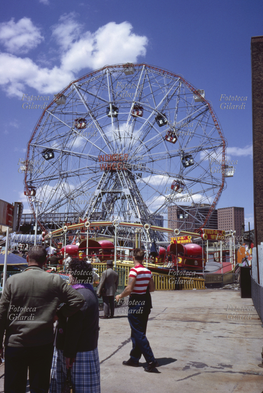 NEW YORK CITY "Wonder Wheel", la ruota panoramica del Luna Park di Coney Island a Brooklyn attiva dal 1920, l\