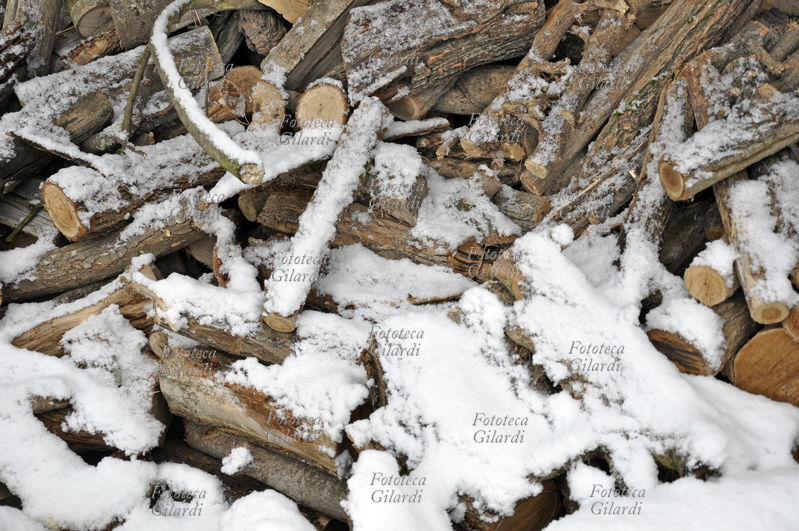 INVERNO catasta di legna, coperta di neve. Fotografia di Patrizia Piccini, febbraio 2010
