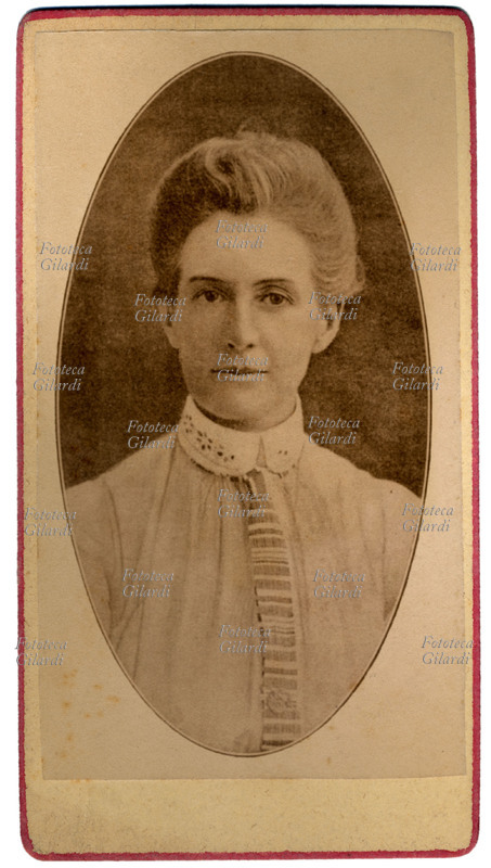 Miss Edith CAVELL infermiera britannica condannata a morte dai tedeschi con accusa di spionaggio, per aver aiutato i soldati Alleati a scappare dal Belgio, fu fucilata nell\