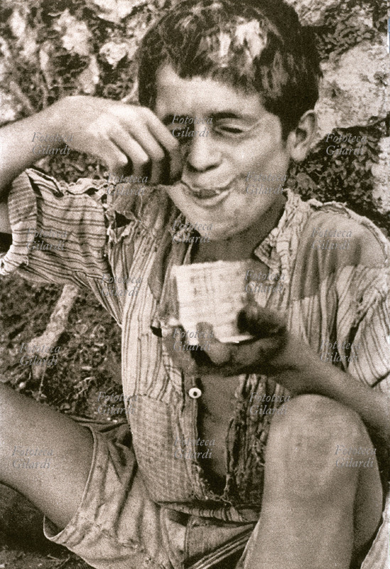 ALLEATI IN ITALIA uno scugnizzo assaggia la prima scatoletta americana. Salerno, 20 settembre 1943