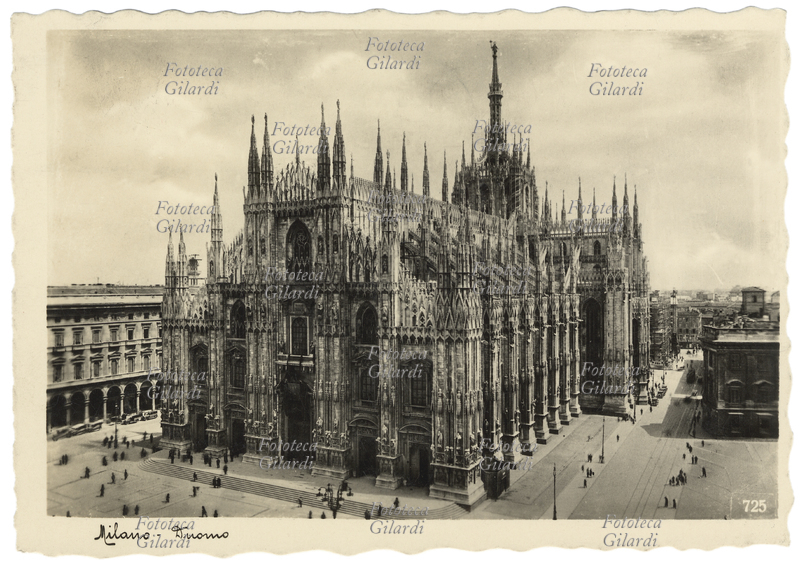 MILANO Veduta di scorcio del Duomo, la cattedrale dell\