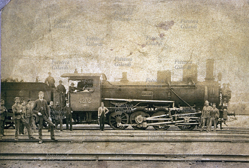 FERROVIA stazione di Alessandria, una delle nuove locomotive a grande portata messe in circolazione in quell\