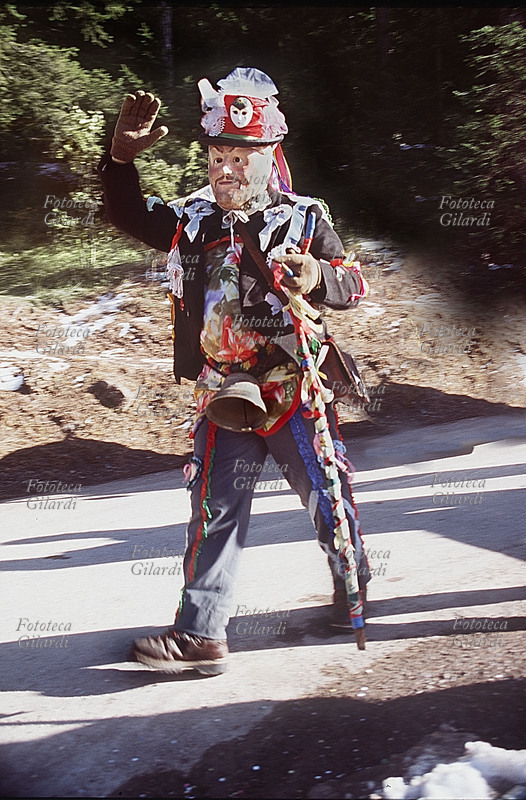 CARNEVALE DELLA VALFLORIANA (Trentino). Un Matòcio precede il corteo della mascherata, formato dagli Arlecchini, dai suonatori, dagli sposi e dai Paiàci. Fotografia di Elena Piccini 1996