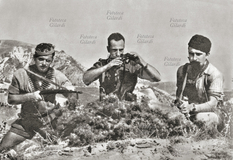 RESISTENZA Partigiani presidiano una postazione sull\