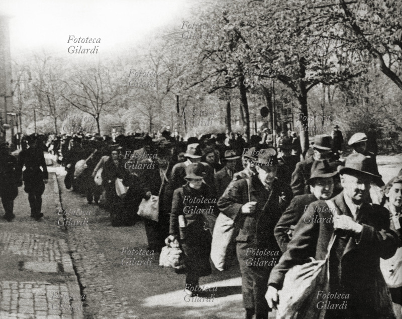 SHOAH Una colonna di ebrei francesi in marcia verso il campo di concentramento di Wurzburg. Francia, 1942