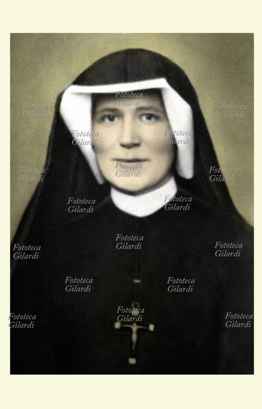 MARIA FAUSTINA KOWALSKA (1905-1938) nata a Glogowiec (Polonia), da una famiglia contadina, fu battezzata col nome di Elena. La sua vocazione religiosa si manifestò da piccola, questo le permise di vivere con particolare intensità il momento della prima comunione. A 16 anni lasciò la famiglia per lavorare come domestica. Elena avrebbe desiderato entrare in convento, ma la famiglia necessitava di aiuto e non glielo permise.Sollecitata in una visione dal Cristo Sofferente, il 1 agosto 1925, entrò nella Congregazione delle Suore della Beata Vergine Maria della Misericordia assumendo il nome di Suor Maria Faustina. Nella Congregazione visse 13 anni, soggiornando a Cracovia, Plock, e Vilnius. Svolgeva mansioni di cuoca, giardiniera e portinaia. Di carattere riservato, era sempre semplice, serena e piena di benevolenza e amore disinteressato per il prossimo, vivendo senza esteriorarla un\