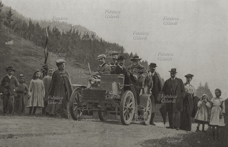 Giosuè CARDUCCI ( 27 luglio 1835 – 16 febbraio 1907) poeta italiano in una fotografia ricordo durante una gita in automobile nei dintorni di Madesimo, settembre 1902.