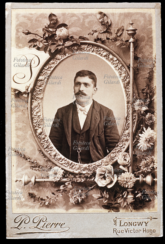 RITRATTO maschile a mezzo busto, eseguito in atelier. L\