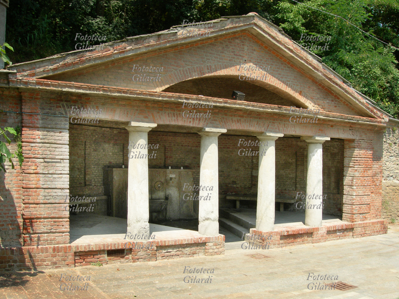 ACQUI TERME veduta esterna laterale del fontanino dell\