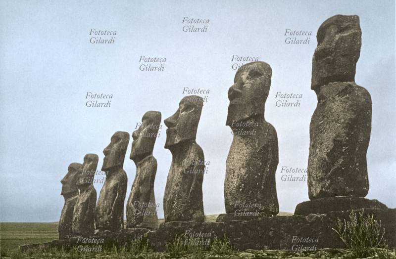 RAPA NUI (isola di Pasqua) fila di Moai, grandi busti in pietra. Isola dell\