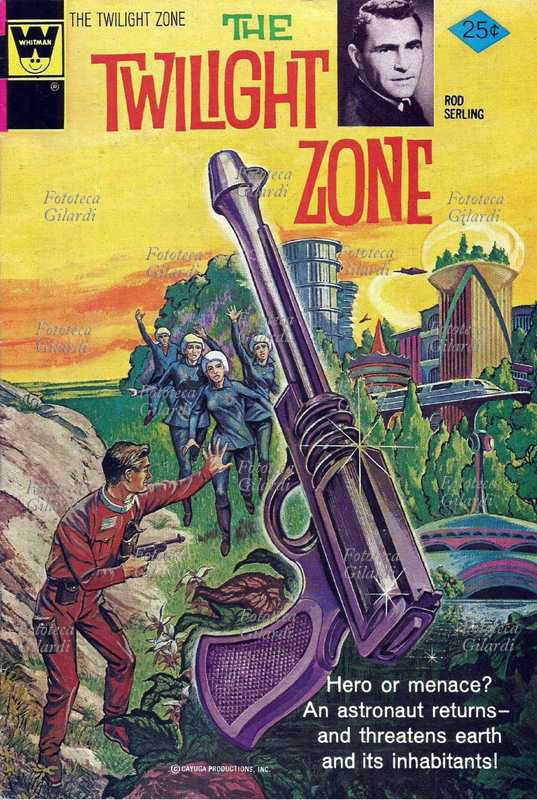 FANTASCIENZA Copertina di un albo a fumetti della serie "The Twilight Zone" curata da Rod Serling (25 dicembre 1924 – 28 giugno 1975), scrittore e sceneggiatore statunitense, creatore nel 1959 della omonima serie televisiva prodotta dalla CBS ("Ai confini della realtà" nella traduzione italiana), il cui volto noto al pubblico televisivo compare come richiamo. Lo strillo recita: "Eroe o pericolo? Un astronauta ritorna e minaccia la terra e i suoi abitanti". All\