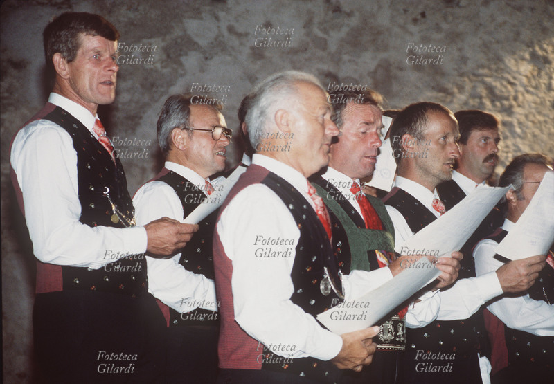 TRADIZIONI Popolari. Coro altoatesino di voci maschili si esibisce in costume tradizionale. Fotografia Elena Piccini, Bressanone (BZ), 1992.