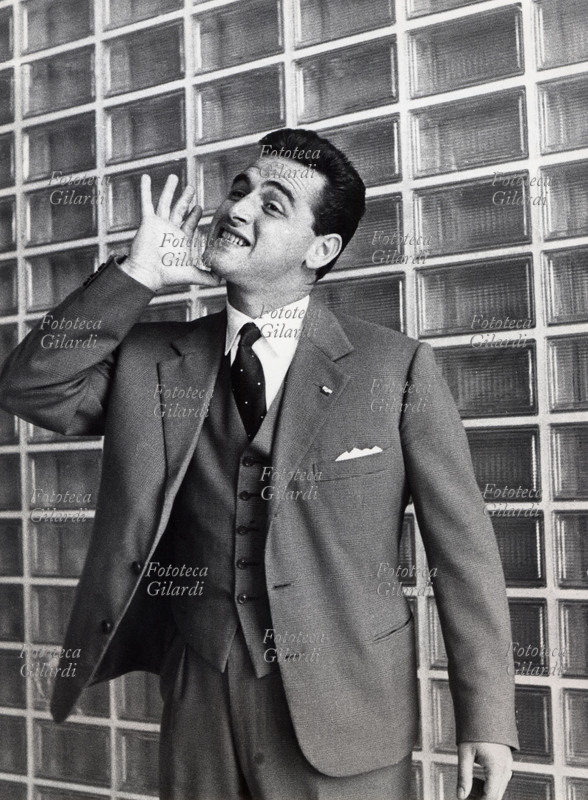 GESTI Marcello Prando (22 ottobre 1931 – 6 luglio 2005) interpreta vari termini nel linguaggio dei gesti popolari dialettali: con la mano tesa accanto al viso contratto a denti stretti, sembra di sentirlo pronunciare la minaccia contenuta \